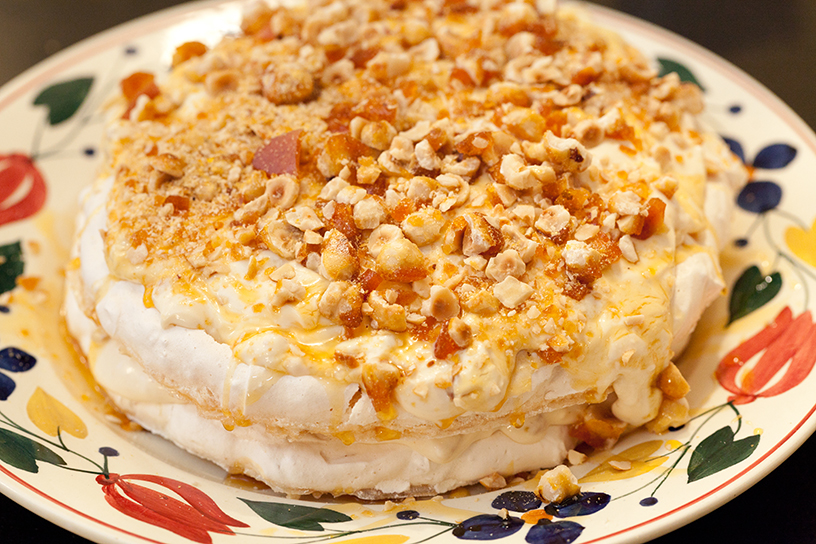 Een taart met stukjes hazelnoot en karamelsaus